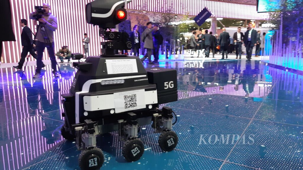 Salah satu manfaat konektivitas 5G adalah untuk mengoperasikan robot, seperti dipamerkan pada Mobile World Congress 2019 di Barcelona, Spanyol, Senin (25/2/2019).