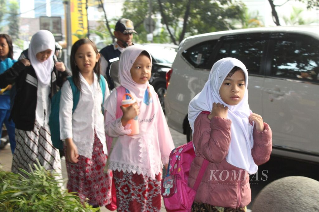 Sejumlah siswa berjalan kaki di trotoar Jalan Merdeka, Kota Bandung, Jawa Barat, Rabu (7/3/2018). Pemerintah Kota Bandung mengampanyekan gerakan berjalan kaki ke sekolah untuk mengurangi penggunaan kendaraan pribadi sehingga dapat meminimalkan kemacetan.