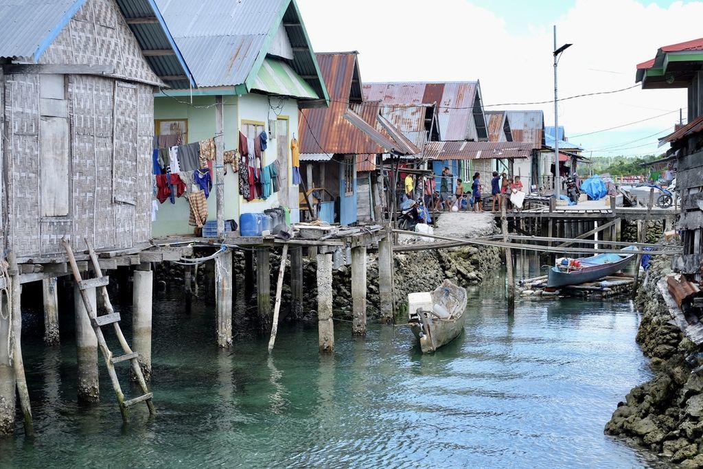 Suasana warga Kampung Mola, Wakatobi, Sulawesi Tenggara, Rabu (8/6/2022). Sebanyak 525 sertipikat tanah akan dibagikan pemerintah ke warga Kampung Mola yang tinggal di pesisir Wakatobi. Sebagian besar mereka tinggal di rumah semi permanen yang dibangun di atas laut.