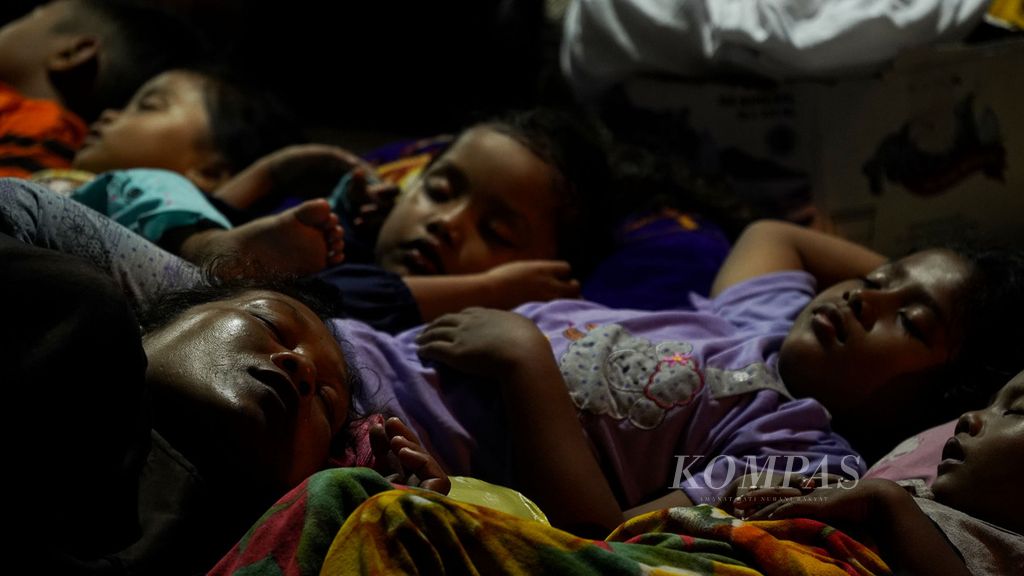 Pengungsi tidur di tenda yang didirikan di halaman Kantor Bupati Pasaman Barat, Pasaman Barat, Sumatera Barat, Sabtu (26/2/2022) malam. Mereka merupakan warga korban gempa bermagnitudo 6,1 dari sejumlah tempat di Pasaman Barat. 