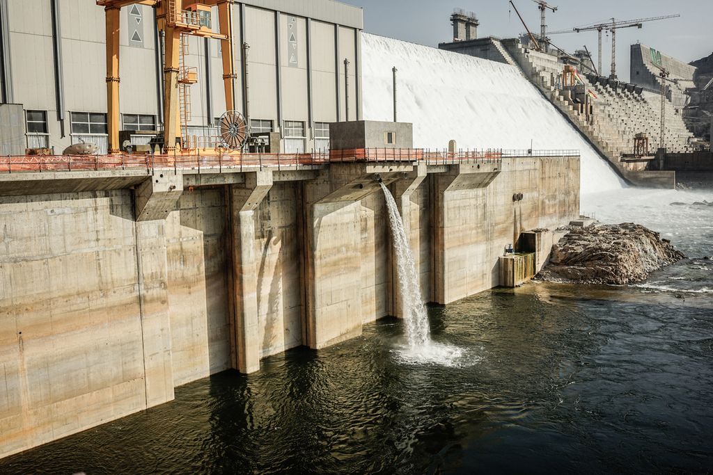 Foto yang diambil pada 19 Februari 2022 memperlihatkan Bendungan Grand Ethiopian Renaissance Dam (GERD) yang dibangun Pemerintah Etiopia sejak 2011. Sumber air bendungan ini yang menggunakan air Sungai Nil menjadi sumber konflik antara Etiopia dengan Mesir dan Sudan. 