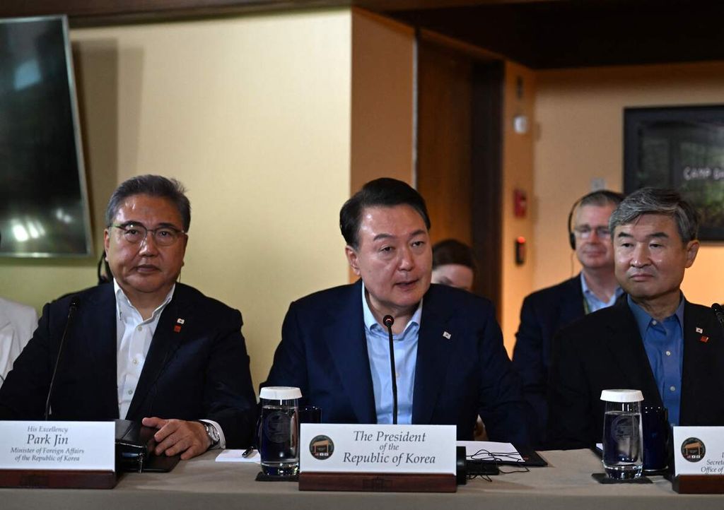 Presiden Korea Selatan Yoon Suk Yeol (tengah) bersama Menteri Luar Negeri Korsel Park Jin (kiri) dan Direktur Keamanan Nasional Cho Taeyong menghadiri pertemuan puncak trilateral antara AS, Jepang, dan Korsel di Camp David, Maryland, AS, Jumat (18/8/2023). 