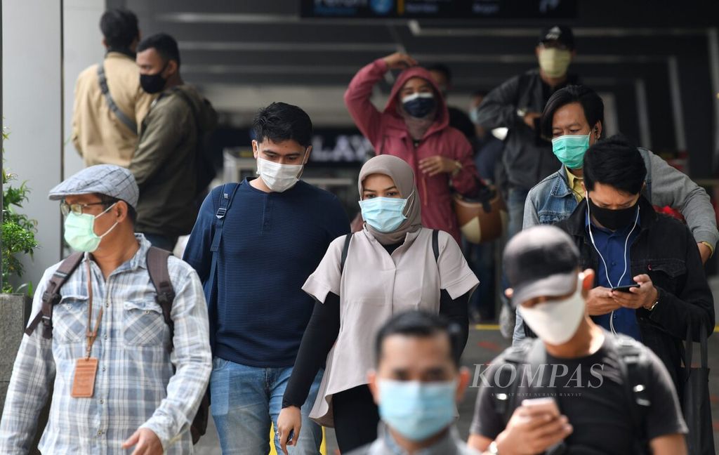 Sejumlah karyawan dan pegawai kantor tiba di Stasiun Sudirman, Jakarta Pusat, Senin (12/10/2020). 