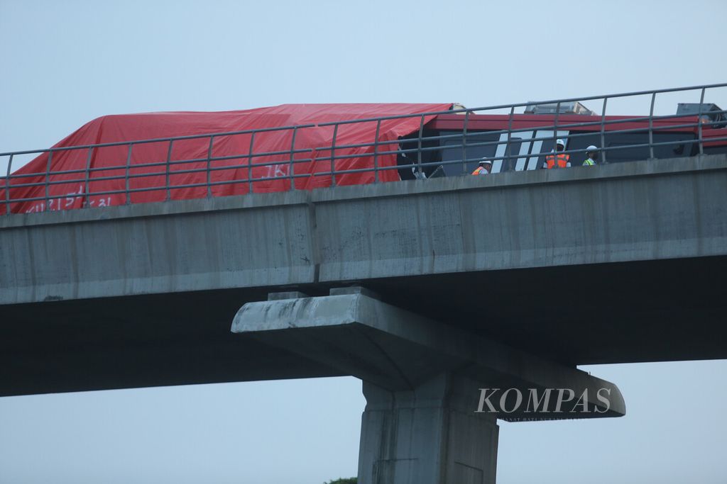 Dua rangkaian kereta LRT Jabodebek bertabrakan pada lintasan di kawasan Munjul, Cibubur, Jakarta Timur, Senin (25/10/2021). Kecelakaan itu terjadi saat sedang melakukan uji coba. Hingga kini insiden tersebut masih dalam proses pemeriksaan. 