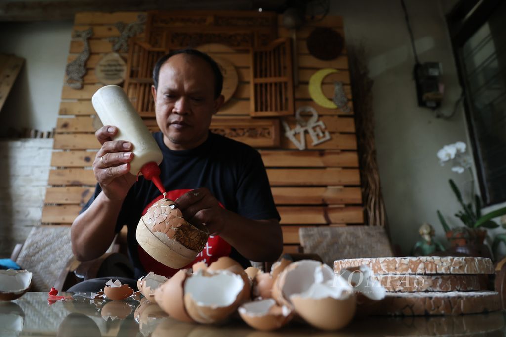 Heriyanto menggarap peralatan makan berbahan kayu di tempat usaha miliknya, Pinilih Craft, di Kelurahan Kramat Utara, Kecamatan Magelang Utara, Kota Magelang, Jawa Tengah, Senin (17/10/2022).