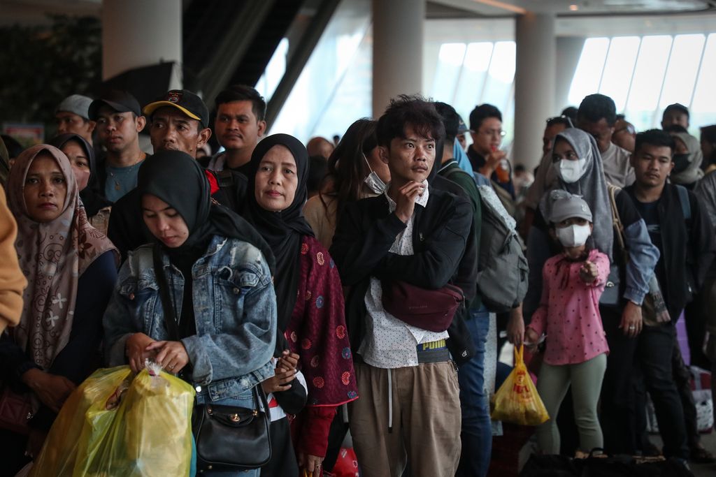 Homecomers line up before entering the ferry at Bakauheni Harbor, Lampung, Tuesday (25/4/2023). Based on data from the Bakauheni Post for the period 24-25 April 2023 at 08.00, a total of 88,758 people had crossed from Bakauheni Port to Merak Port.