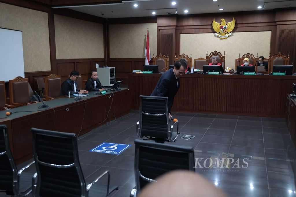 Majelis hakim membacakan vonis terdakwa kasus dugaan korupsi pengadaan helikopter angkut AW-101 tahun 2016-2017, John Irfan Kenway alias Irfan Kurnia Saleh, di Pengadilan Tindak Pidana Korupsi Jakarta, Rabu (22/2/2023). Majelis hakim memvonis John Irfan Kenway pidana penjara 10 tahun dan denda Rp 1 miliar subsider 6 bulan kurungan. Selain itu, hakim juga menjatuhkan uang pengganti Rp 17,22 miliar subsider 2 tahun penjara.