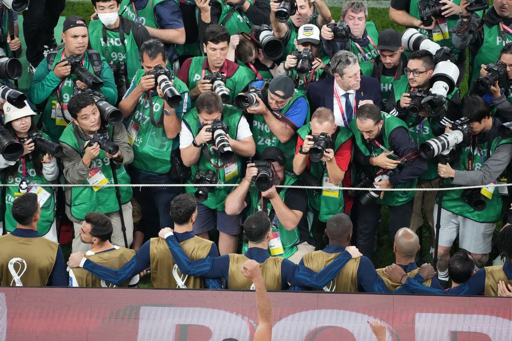 Para fotografer memotret bintang Portugal, Cristiano Ronaldo, yang dicadangkan pelatih Fernando Santos sebelum Portugal melawan Maroko pada laga 16 Besar Piala Dunia Qatar 2022 di Stadion Al Thumama, Doha, Qatar, 10 Desember 2022. 