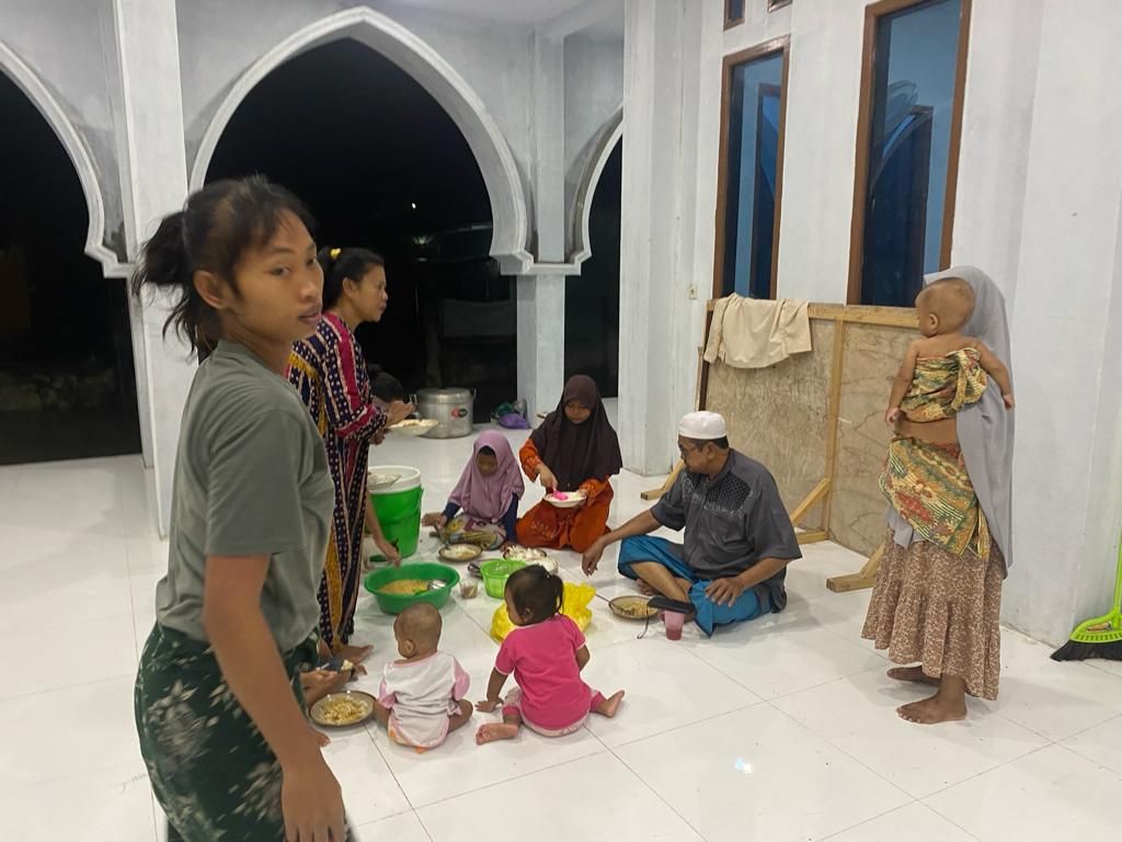Setidaknya 10 keluarga di Arut Selatan mengungsi, Kamis (11/1/2024), di salah satu masjid terdekat. Kini mereka telah kembali ke kediaman masing-masing tetapi tetap waspada karena intensitas hujan masih tinggi.