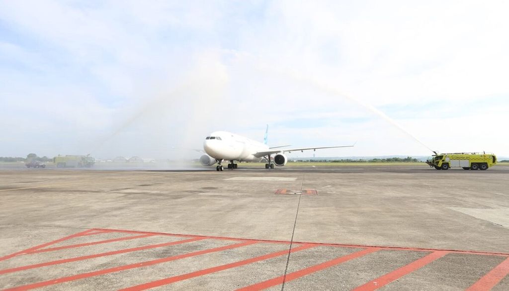 Dokumentasi Humas PT Angkasa Pura I (Persero) Cabang Bandara I Gusti Ngurah Rai, Bali, menampilkan momen penyemburan air ke pesawat dari maskapai Garuda Indonesia dari Tokyo, Jepang, yang tiba di Bandara Internasional I Gusti Ngurah Rai, Badung, Bali, Kamis (3/2/2022).