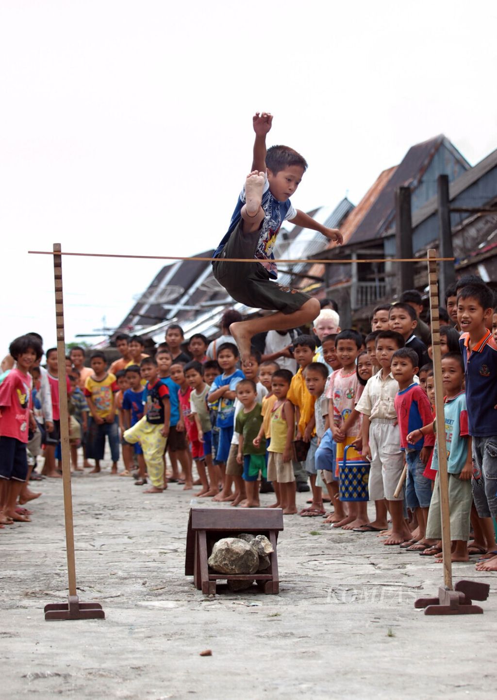 Anak-anak bermain lompat tinggi di Desa Bawamataluwo, Nias Selatan.