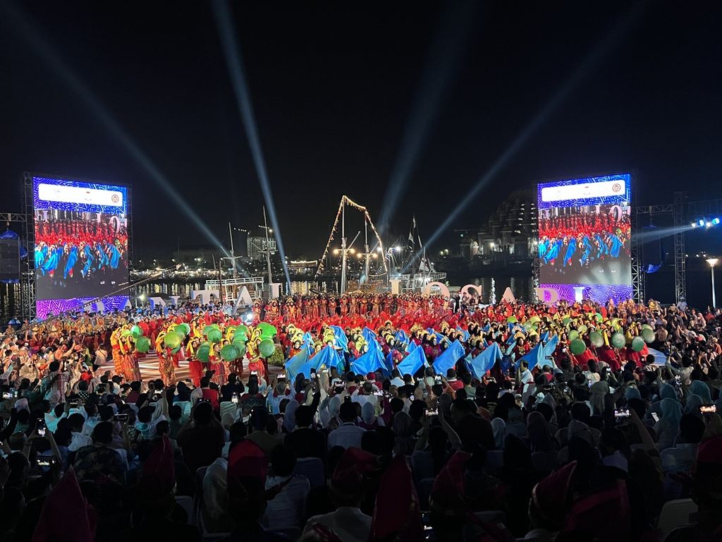 Tari kolosal yang dibawakan ratusan penari memeriahkan pembukaan Makassar International Eight Festival and Forum di kawasan Pantai Losari Makassar, Rabu (7/9/2022) malam. Festival yang dikenal dengan sebutan F8 ini diharapkan jadi ajang kebangkitan dan pemulihan ekonomi dan kreativitas.
