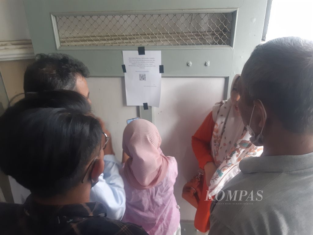 Sejumlah orangtua siswa mendatangi SMP Negeri 1 Kota Cirebon, Jawa Barat, Jumat (14/7/2023) untuk mendaftar ulang dalam penerimaan peserta didik baru. 