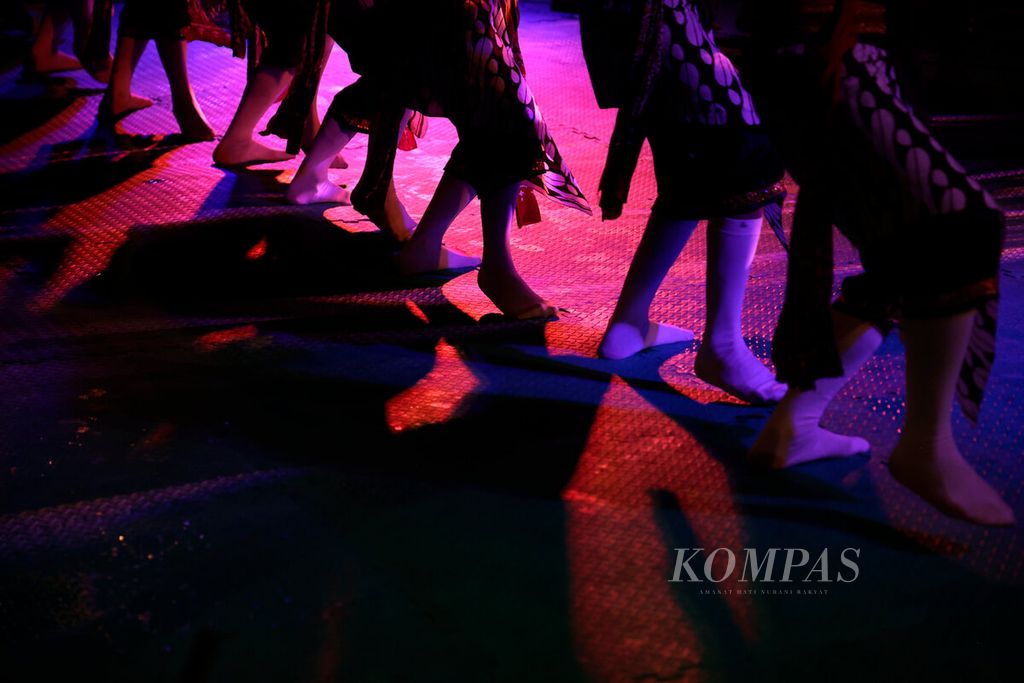 Gerakan kaki dari penari Gatholoco saat memeriahkan acara "Srawung Seni Gatholoco" di Desa Giritengah, Kecamatan Borobudur, Kabupaten Magelang, Jawa Tengah, Minggu (3/12/2023). 