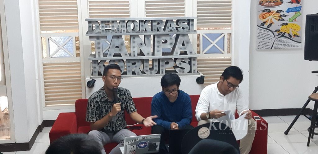 Peneliti Indonesia Corruption Watch (ICW), Kurnia Ramadhana, dan Peneliti Transparency International Indonesia (TII), Alvin Nicola (kanan dan kiri), menjadi pembicara dalam diskusi publik bertajuk Evaluasi Kinerja KPK 2015-2019 di Kantor ICW, Jakarta, Minggu (12/5/2019).