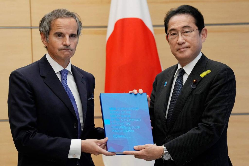 Direktur Jenderal Badan Energi Atom Internasional (IAEA) Rafael Mariano Grossi (kiri) menyerahkan laporan lengkap IAEA tentang pembuangan air limbah nuklir Fukushima kepada Perdana Menteri Jepang Fumio Kishida dalam pertemuan di kediaman PM Jepang di Tokyo, Jepang, Selasa (4/7/2023).  