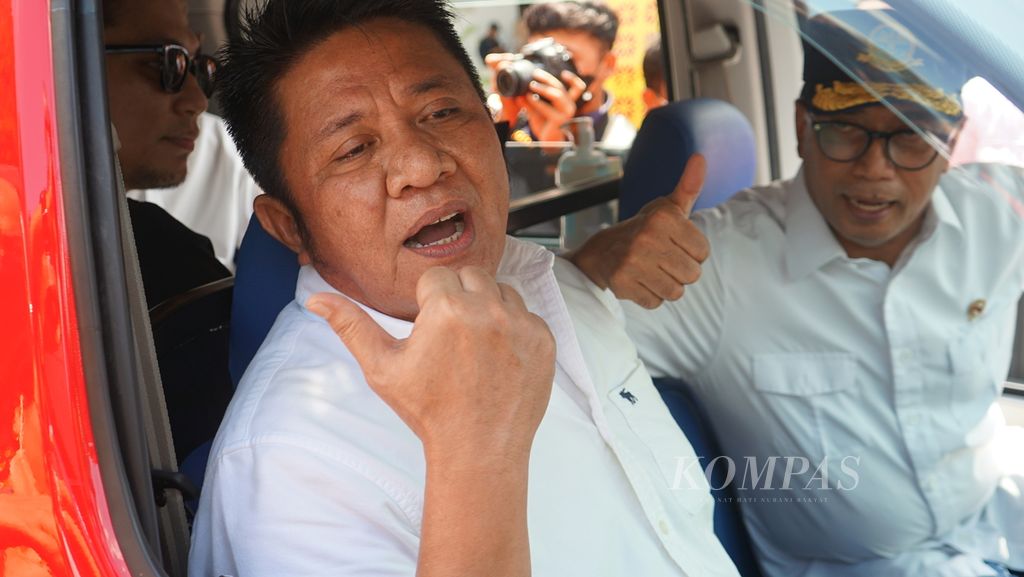 Gubernur Sumatera Selatan Herman Deru mengemudikan angkutan pengumpan kereta ringan (<i>light rail transit</i>/LRT) Palembang didampingi Menteri Perhubungan Budi Karya Sumadi, Sabtu (11/6/2022). Angkutan ini diharapkan dapat meningkatkan okupansi LRT.