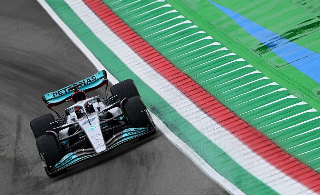 Pebalap Mercedes, George Russell, mengemudikan mobilnya pada sesi kualifikasi di Sirkuit Imola, Italia, dalam ajang Grand Prix Formula 1 seri Emilia Romagna, Jumat (22/4/2022). 