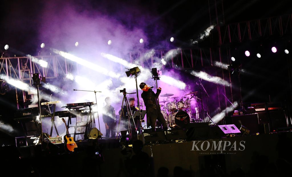 Penampilan pentolan band Dewa 19, Ahmad Dani, dalam konser Dewa 19 bertajuk "Legends Never Die" di Candi Prambanan, Sleman, Daerah Istimewa Yogyakarta, Sabtu (6/8/2022) malam. Konser dengan formasi lengkap tersebut dalam rangka merayakan ulang tahun Dewa 19 yang ke-30.