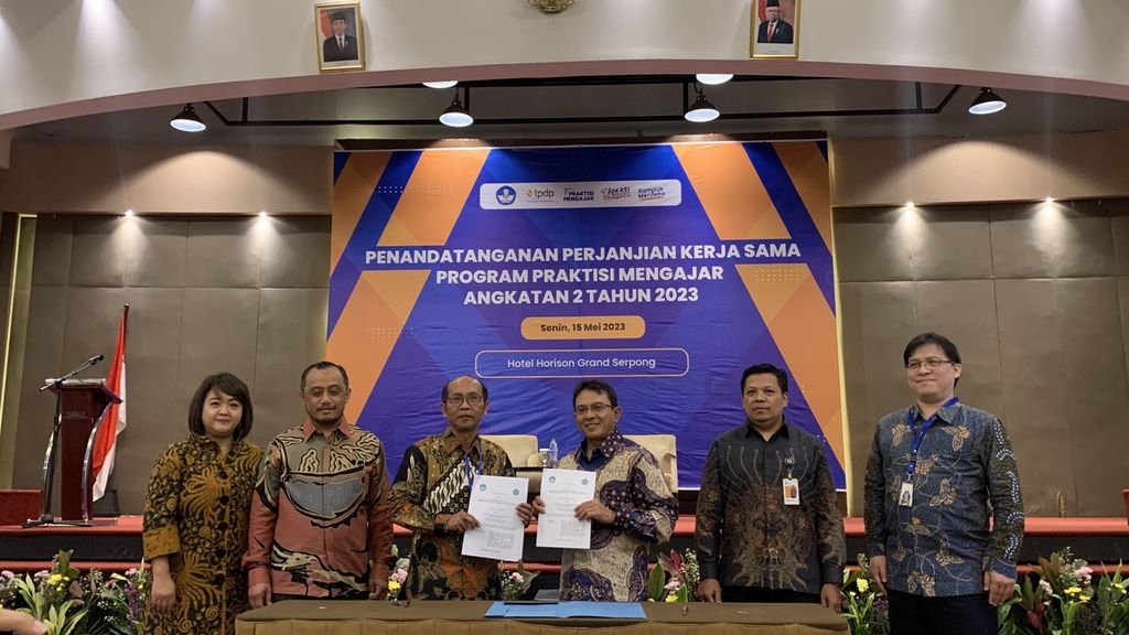 Acara penandatanganan perjanjian kerja sama program Praktisi Mengajar antara Kemendikbudristek dan perguruan tinggi, di Tangerang, Banten, Senin (15/5/2023).