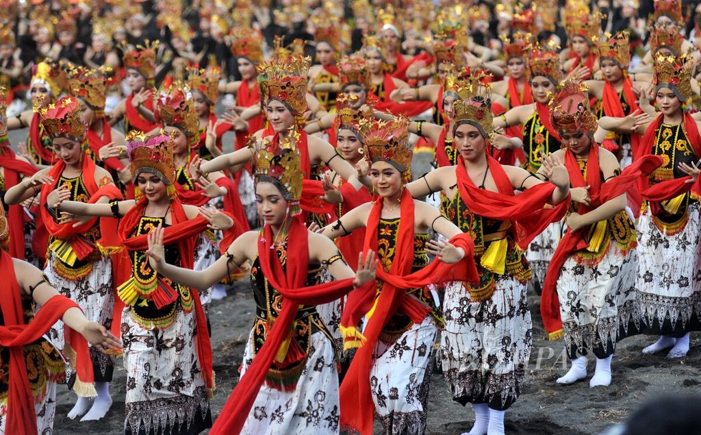 Penari menari bersama dalam Festival Gandrung Sewu 2023 di Pantai Marina Boom, Kabupaten Banyuwangi, Sabtu (16/9/2023). Tema festival tahun ini ”Omprog, the Glory of Art”. 
