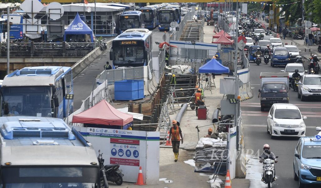  Bus Transjakarta melintas dari arah Halte Harmoni menuju ke arah Sawah Besar, Jakarta Pusat, masih terus dikerjakan, Senin (20/2/2023). Pekerjaan konstruksi MRT Fase 2A meliputi pembangunan Stasiun Harmoni, Stasiun Sawah Besar dan Stasiun Mangga Besar. 