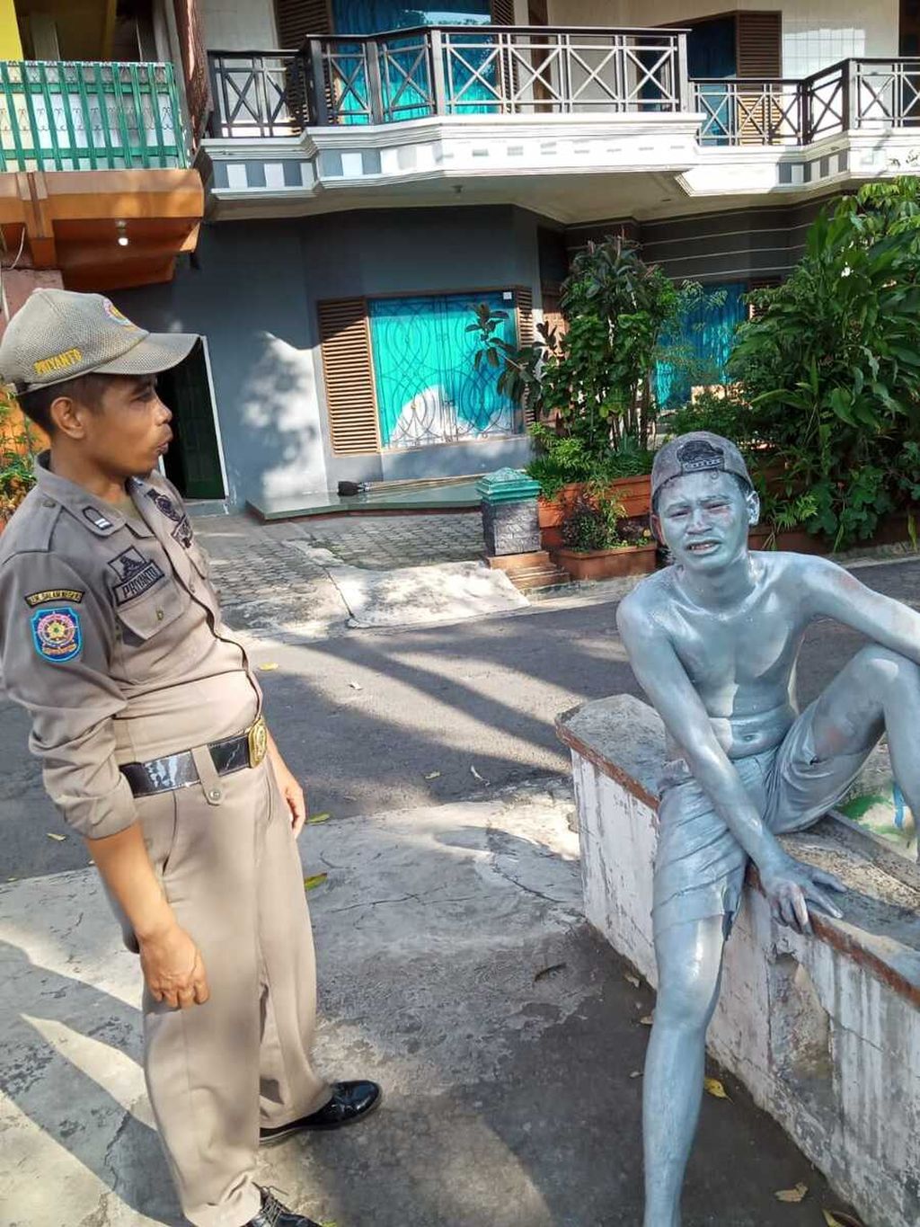 Petugas Satpol Pamong Praja menangkap manusia silver yang sering beraksi meminta uang di perempatan jalan di Banyumas, Jawa Tengah, Minggu (19/1/2020).
