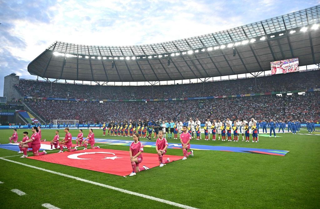 Para pemain Belanda dan Turki berbaris sebelum pertandingan sepak bola perempat final UEFA Euro 2024 antara Belanda dan Turki di Olympiastadion, Berlin pada Minggu (7/7/2024). Stadion ini akan menjadi tempat laga final Piala Eropa pada Senin (15/7) dini hari WIB.