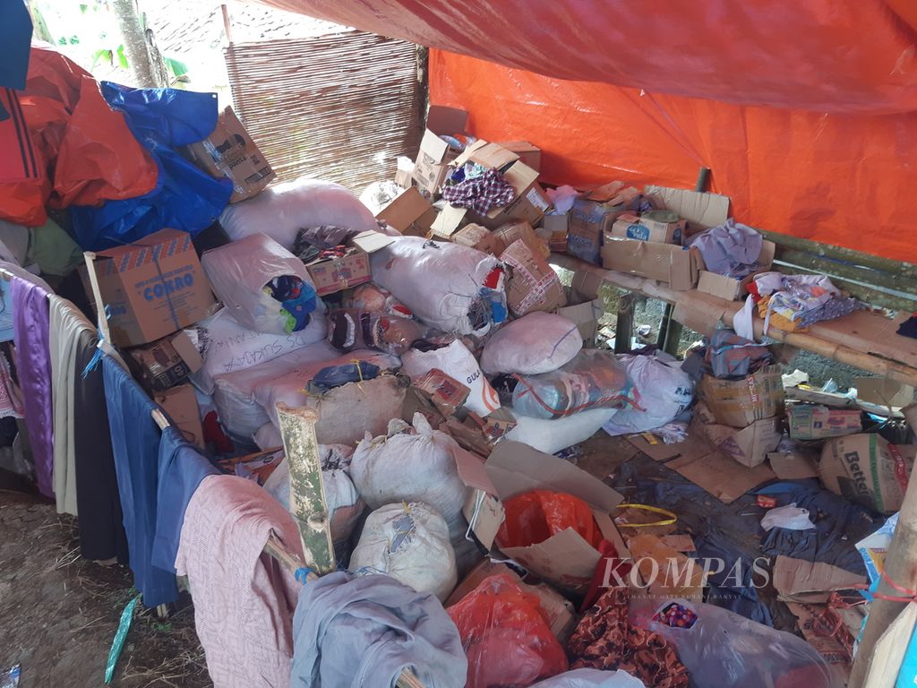 Bantuan pakaian dari donatur menumpuk di posko pengungsian Kampung Gintung, Kecamatan Cugenang, Kabupaten Cianjur, Jawa Barat, Kamis (1/12/2022).