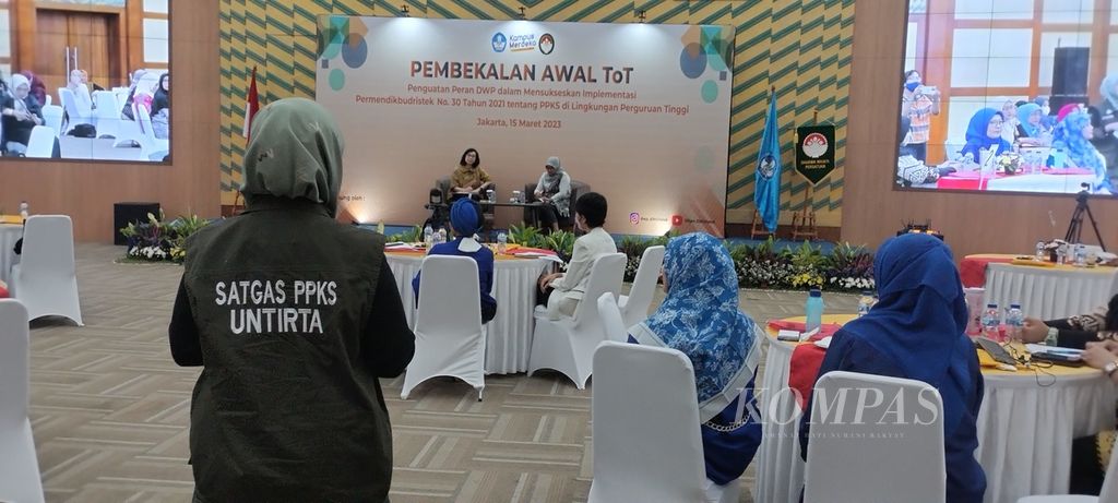 Anggota Satuan Tugas Pencegahan dan Penanganan Kekerasan Seksual (Satgas PPKS) di perguruan tinggi mengajukan pertanyaan di acara Pembekalan Awal Training of Trainers: Penguatan Peran Dharma Wanita Persatuan dalam Menyukseskan Implementasi Permendikbudristek Nomor 30 Tahun 2022 tentang PPKS di Lingkungan Perguruan Tinggi di Jakarta, Rabu (15/3/2022), yang digelar DWP Kemendikbudristek. Pembentukan Satgas PPKS untuk mengatasi darurat kekerasan seksual di perguruan tinggi.