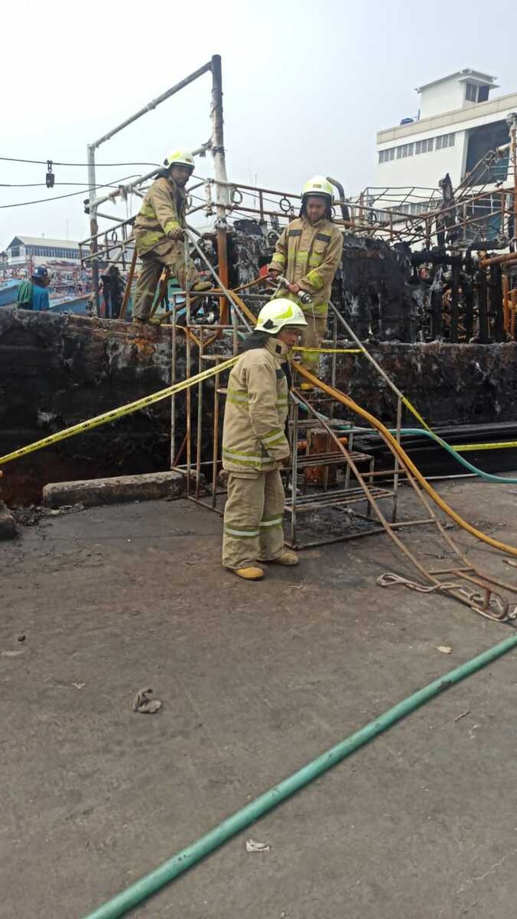 Petugas Dinas Penanggulangan Kebakaran dan Keselamatan Jakarta Utara memadamkan sisa-sisa kebakaran di Pelabuhan Muara Baru, Kecamatan Penjaringan, Jakarta Utara, Senin (6/5/2024). 