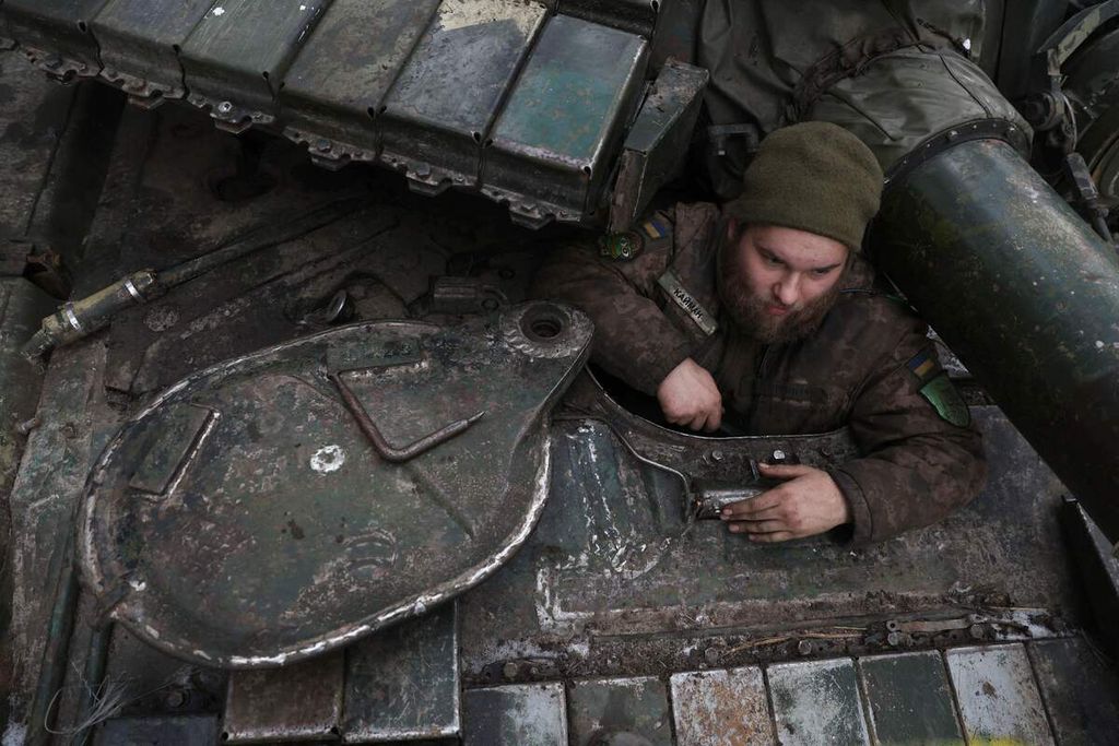 Seorang awak tank Ukraina, Yevgen Omelnyk (25) tengah beristirahat di dalam tank yang diawakinya di sebuah pos pertahanan di Kharkiv, Kamis (2/3/2023).