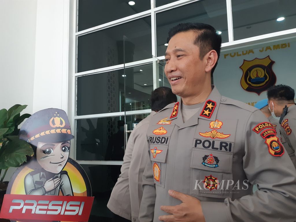 Inspektur Jenderal Rusdi Hartono seusai upacara pisah sambut di markas Polda Jambi. Rusdi menjadi Kapolda Jambi yang baru menggantikan Inspektur Jenderal Albertus Rachmad Wibowo yang kini menjabat Kapolda Sumatera Selatan.