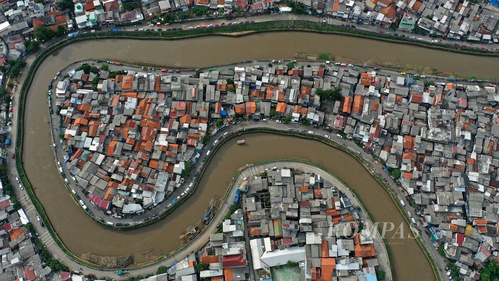 Foto udara Kali Ciliwung membelah kawasan Jatinegara, Jakarta Timur, dan Tebet, Jakarta Selatan, Minggu (11/12/2022).