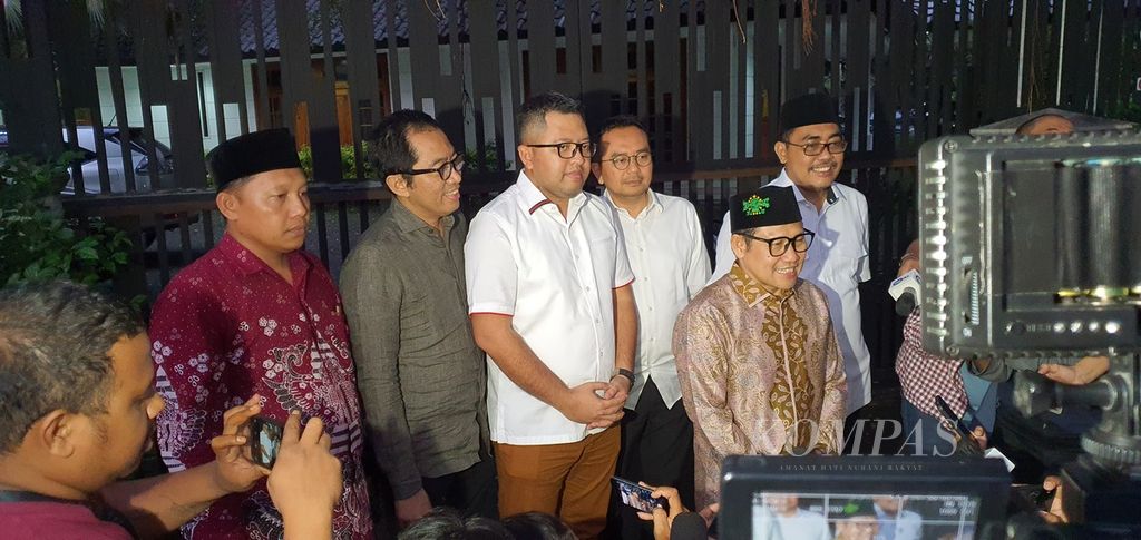 Ketua Umum PKB Muhaimin Iskandar (kedua dari kanan) dan fungsionaris DPP PKB bersilaturahmi dengan Wapres Ma'ruf Amin di kediaman resmi Wapres, Jakarta, Senin (15/5/2023).