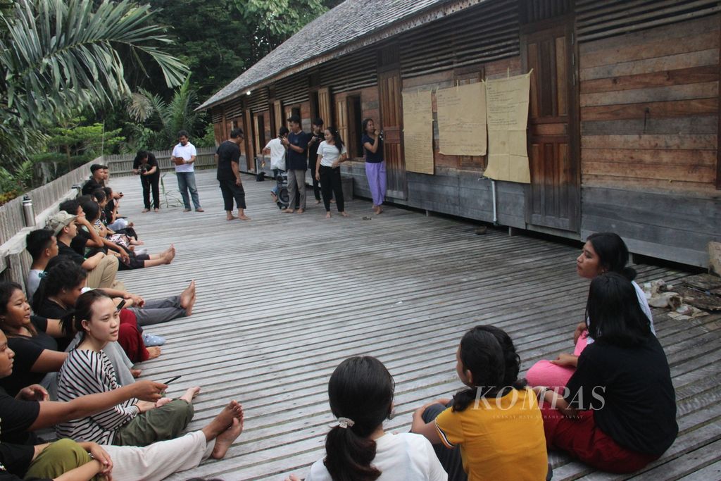 Lokakarya yang diikuti generasi muda yang dilaksanakan di Sungai Utik, Desa Batu Lintang, Kecamatan Embaloh Hulu, Kabupaten Kapuas Hulu, Kalimantan Barat,