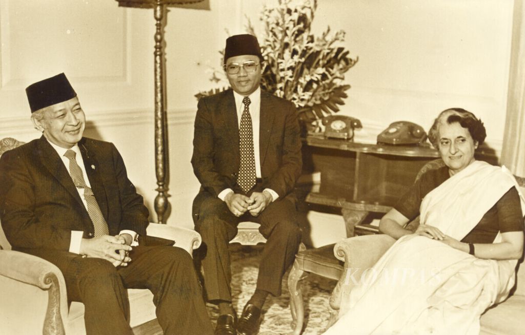 Presiden Soeharto dan PM Indira Gandhi sesaat sebelum pembicaraan empat mata.