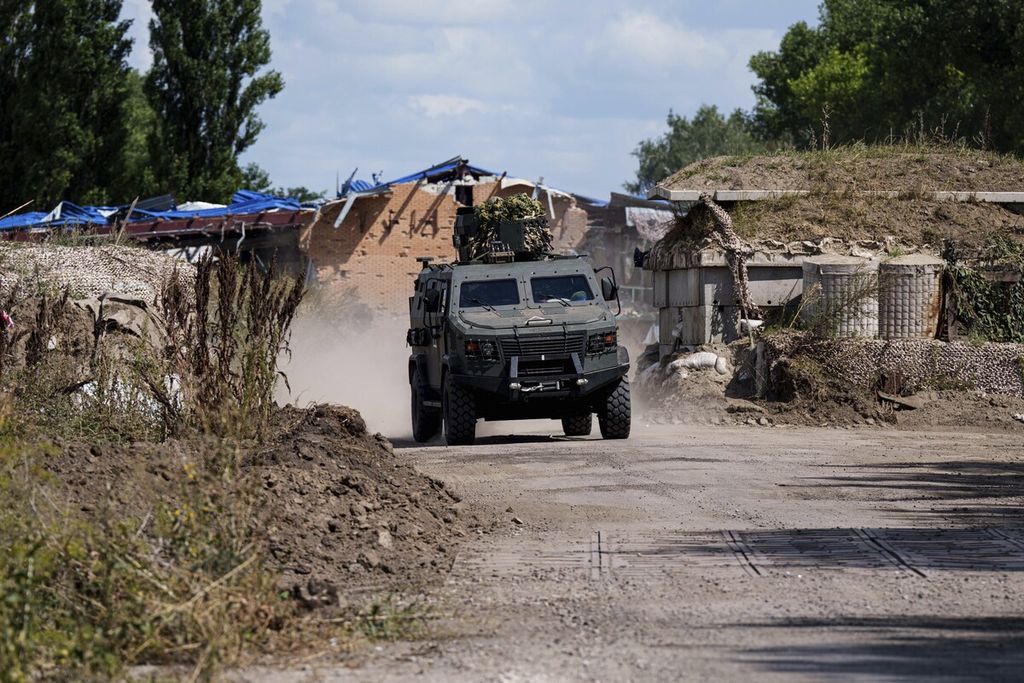 Kendaraan tempur lapis baja Ukraina di perbatasan Sumy-Kursk pada Rabu (14/8/2024).