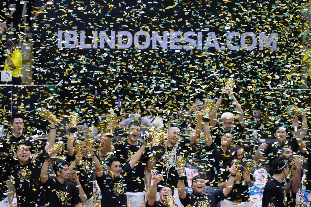 Pemain Satria Muda Pertamina Jakarta merayakan keberhasilan meraih gelar juara IBL 2022 di Arena C-Tra, Bandung, Jawa Barat, Minggu (28/8/2022). Satria Muda menang, 2-0, atas Pelita Jaya pada laga final berformat <i>best of three games</i> itu. 