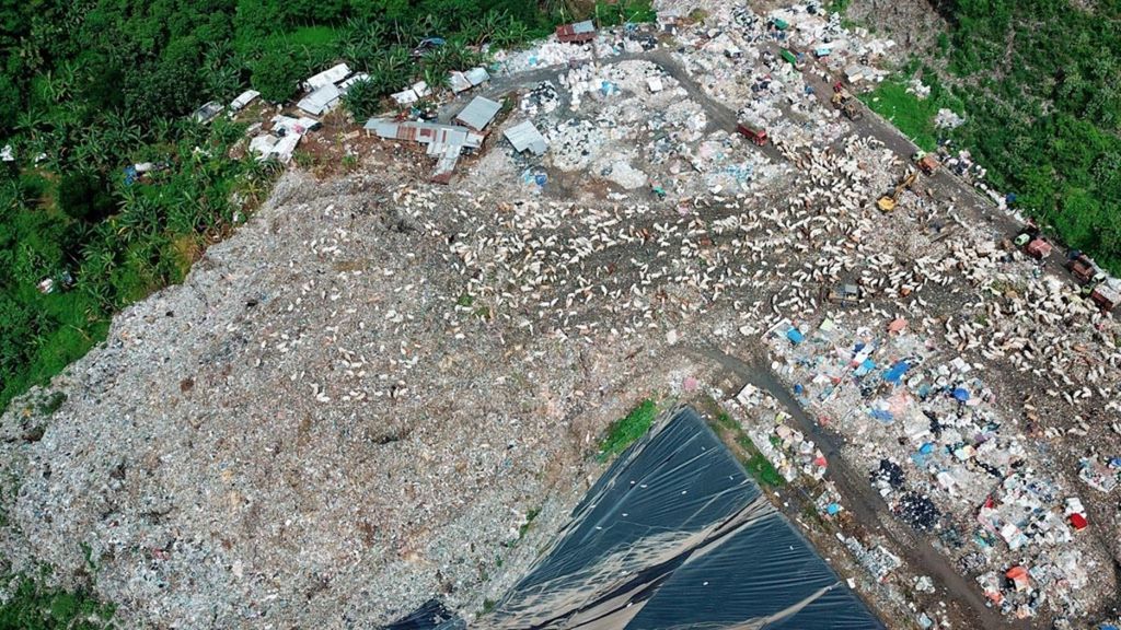 Aktivitas pembuangan sampah yang sebagian besar bersumber dari rumah tangga di TPA Jatibarang, Kota Semarang, Jawa Tengah, Selasa (12/3/2019). 