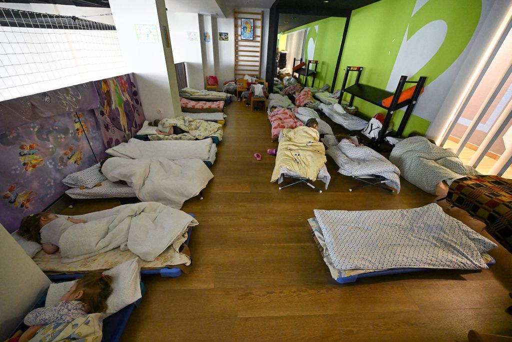 Pengungsi anak-anak tidur di sebuah taman kanak-kanak di Distrik Ke-7 Budapest, Hongaria, Selasa (18/4/2023). 