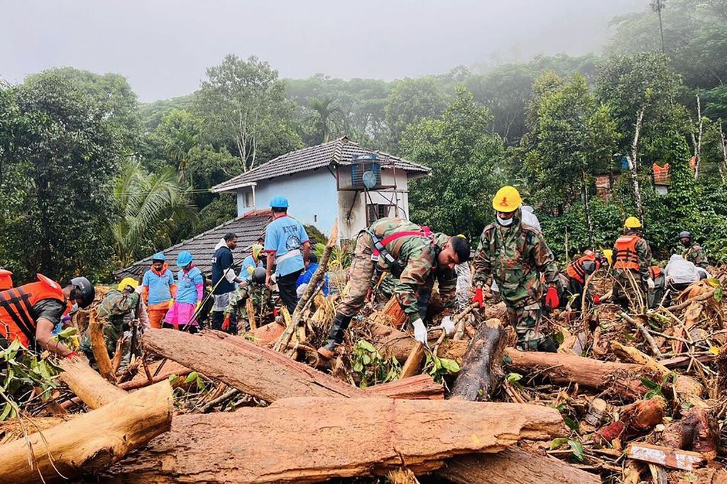 Dalam foto yang didistribusikan Militer India, Kamis (1/8/2024), terlihat regu penyelamat bekerja di wilayah yang terlanda tanah longsor di Wayanad, Kerala, India. 