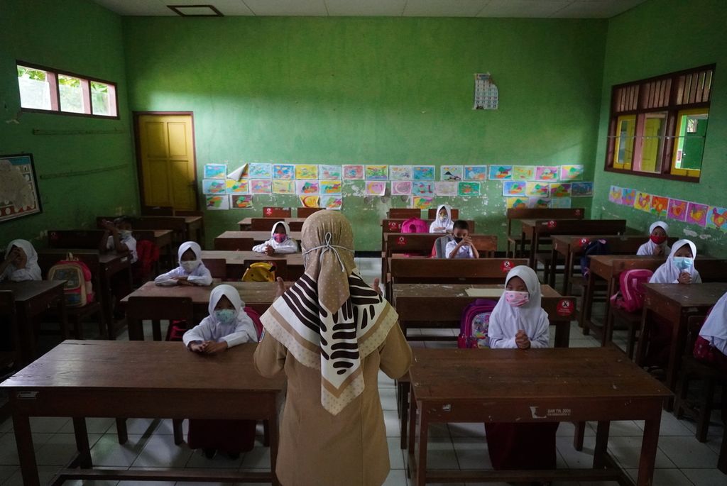 Suasana kelas 1 di SD Negeri Simbangdesa 01, Kecamatan Tulis, Kabupaten Batang, Jawa Tengah, pada hari pertama pembelajaran tatap muka, Selasa (9/3/2021).