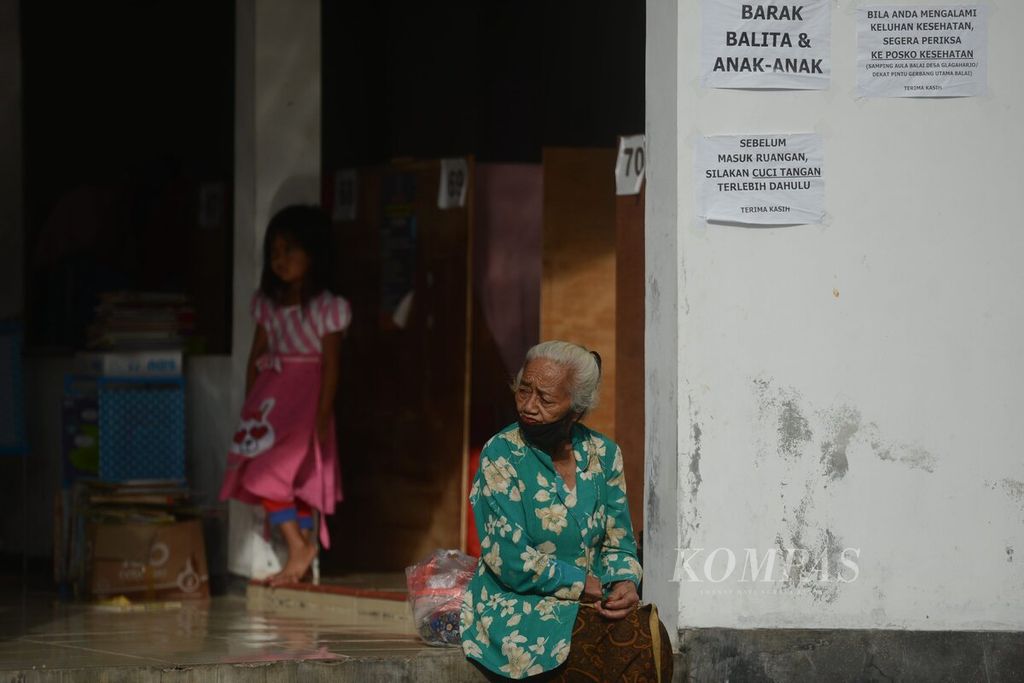 Pengungsi lansia berjemur untuk menghangatkan badan di tempat pengungsian Desa Glagaharjo, Cangkringan, Sleman, Daerah Istimewa Yogyakarta, Rabu (16/12/2020). 