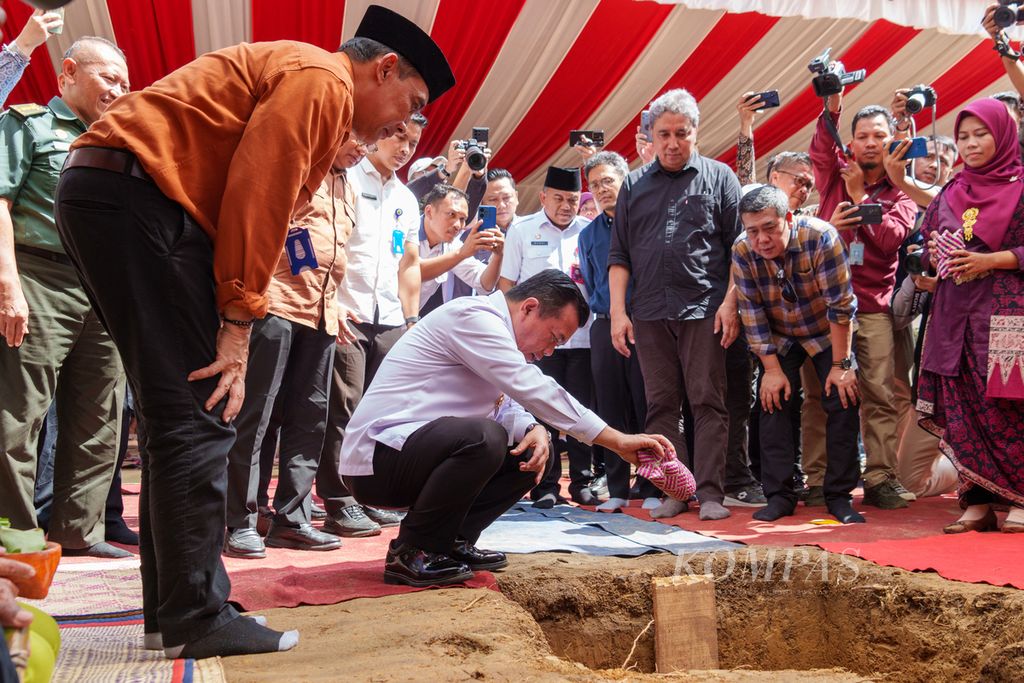 Gubernur Jambi Al Haris disaksikan Dirjen Kebudayaan Kemendikbudristek Hilmar Farid dan Kepala Balai Pelestarian Kebudayaan Wilayah V Jambi Agus Widiatmoko (kiri) serta Plt Kepala BLU Museum dan Cagar Budaya Ahmad Mahendra meletakkan emas pada prosesi Tegak Tiang Tuo atau peletakan batu pertama pembangunan Museum KCBN Muarajambi di Desa Danau Lamo, Kecamatan Maro Sebo, Kabupaten Muaro Jambi, Jambi, Rabu (5/6/2024). 