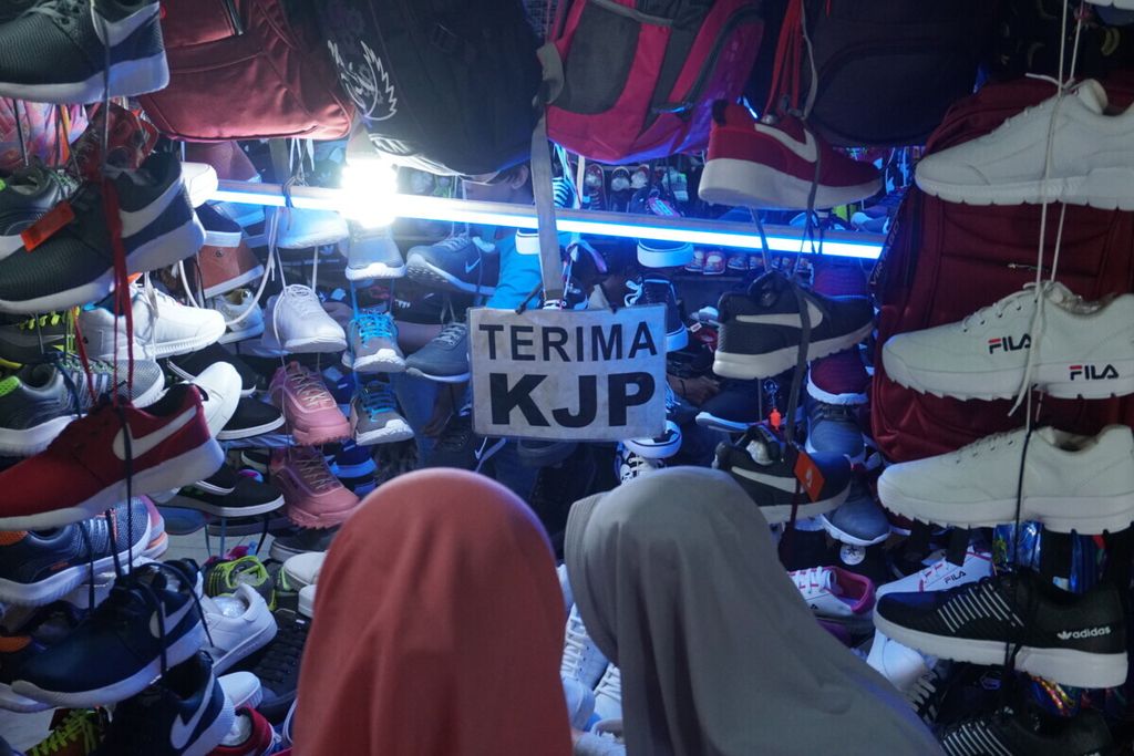 Para penerima manfaat Kartu Jakarta Pintar (KJP) Plus memadati Pasar Palmerah, Jakarta Pusat, Kamis (3/1/2019), untuk membeli perlengkapan sekolah baru, termasuk sepatu.