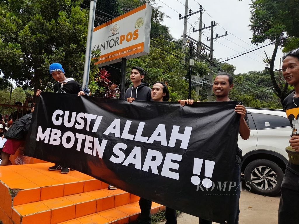 Sambil membentangkan spanduk, ratusan Aremania berkumpuldi halaman Kantor Pos Malang, Jawa Timur, Kamis (17/11/2022), untuk mengirimkan Surat Asa kepada Presiden terkait penyelesaian hukum tragedi Kanjuruhan.