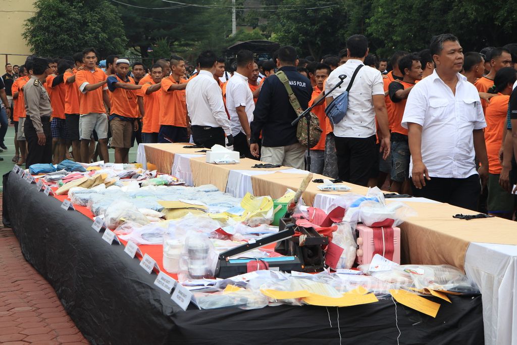 Kepolisian Daerah Sumatera Utara memaparkan barang bukti narkoba dan 1.058 pelaku kejahatan narkoba, di Medan, Rabu (4/10/2023). 