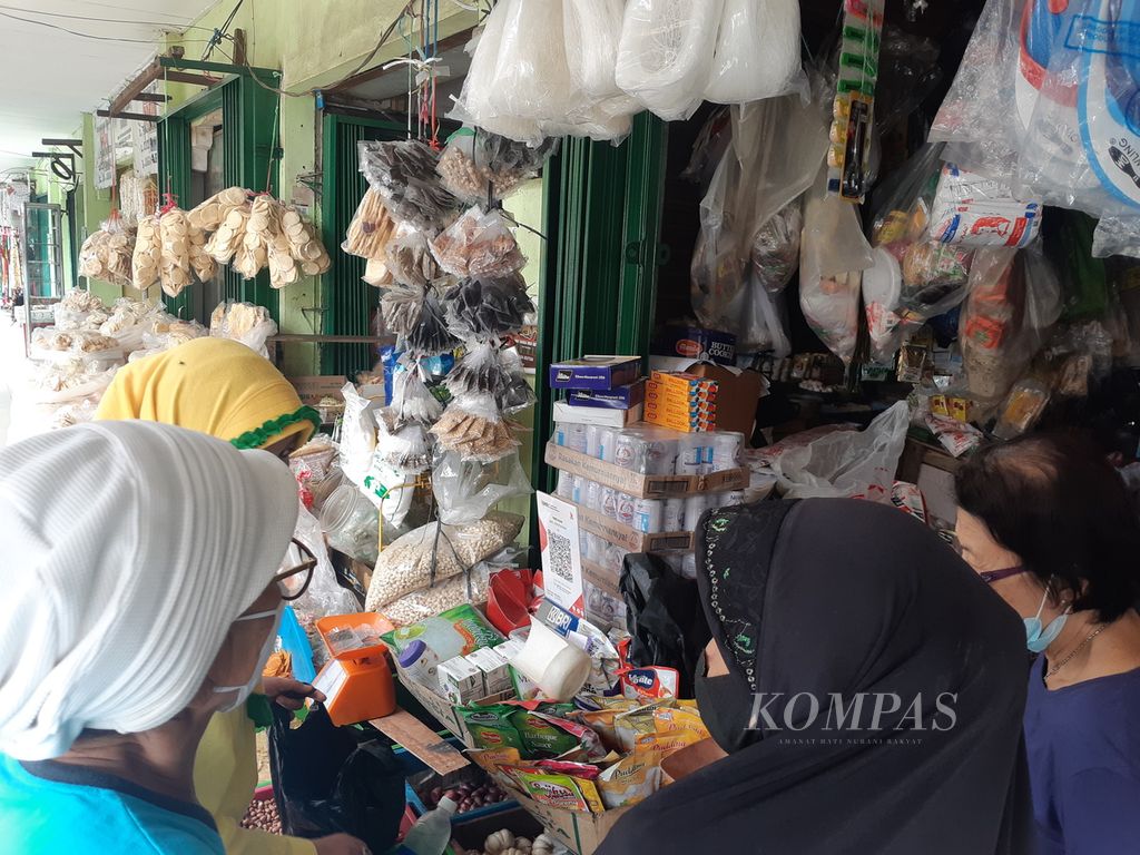 Aktivitas di Pasar Gubah, Palembang, Sumatera Selatan, Minggu (14/12/2021). Aktivitas pasar di Sumsel mulai beradaptasi dengan kecanggihan teknologi. Langkah ini dilakukan agar pasar tradisional tidak ditinggalkan.