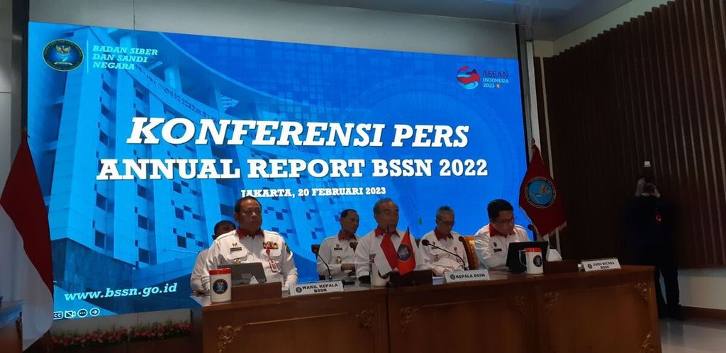 Kepala Badan Siber dan Sandi Negara Hinsa Siburian (dua dari kiri) didampingi jajarannya menjelaskan laporan tahunan "Lanskap Keamanan Siber Indonesia Tahun 2022", Senin (20/2/2023), di Jakarta. 